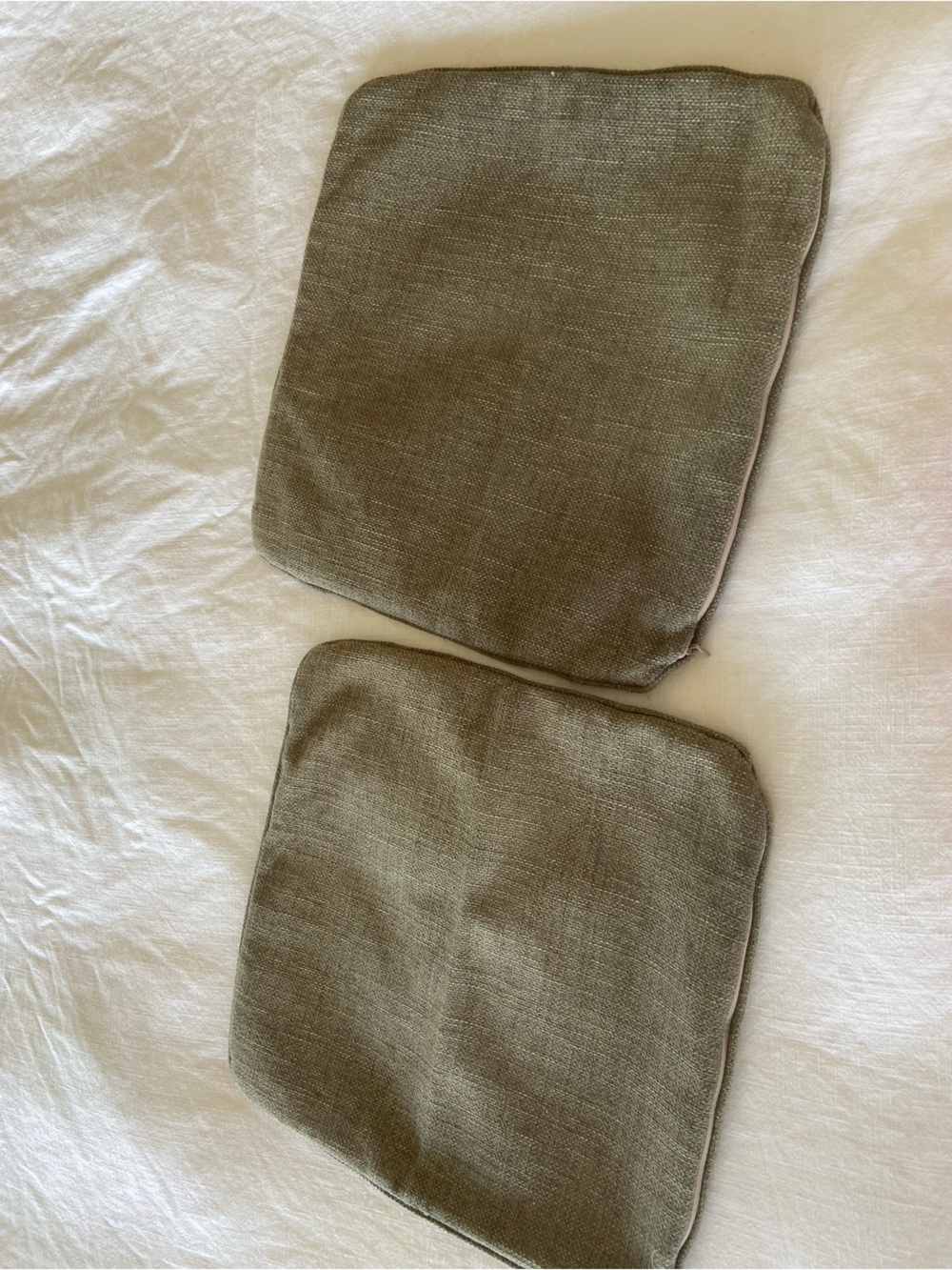 Set of 2 pillow covers grey 18x18  
Zipper closure